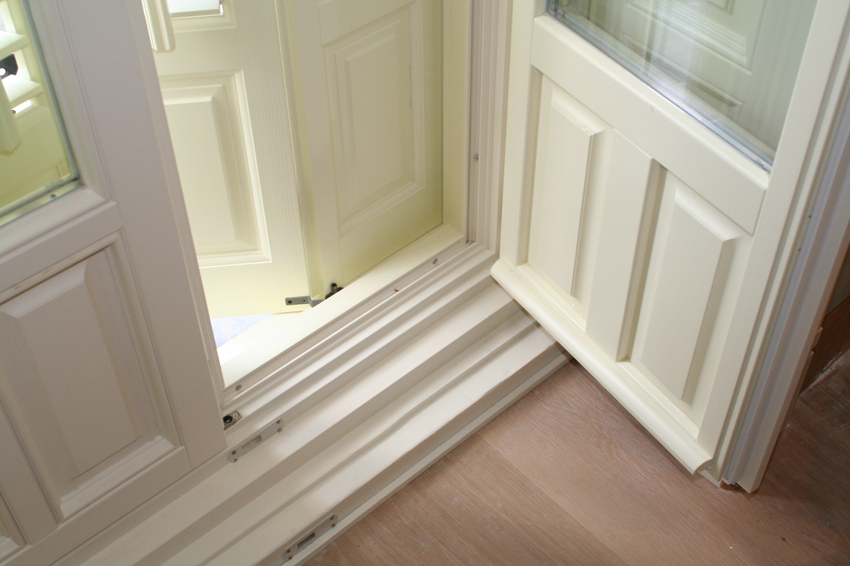 Puertas balconeras de madera lacadas en blanco con cuarterones — carpintería a medida Madrid IBERADRIA