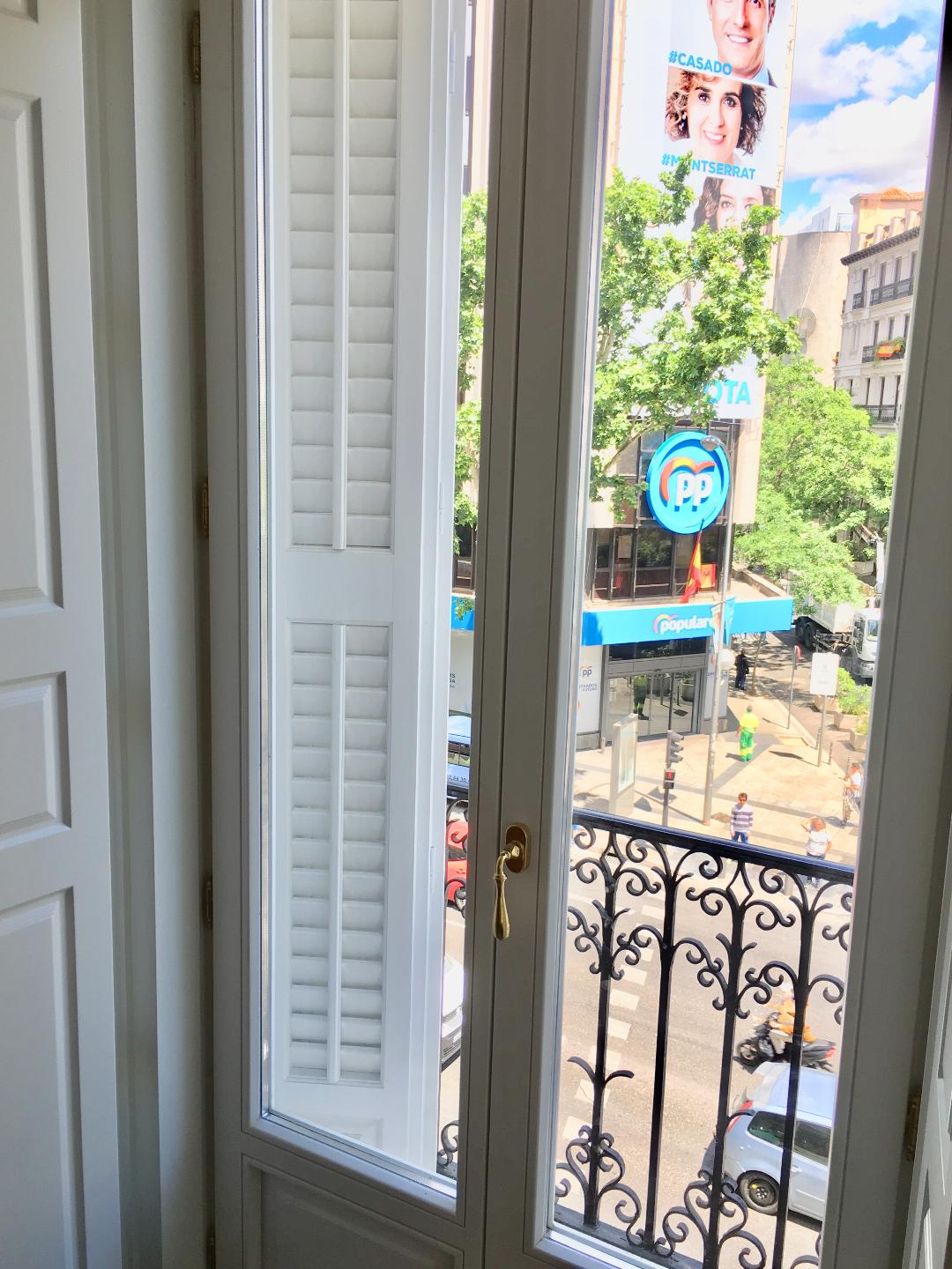 Puerta balconera de madera blanca con aislamiento acústico y mallorquinas - IBERADRIA Madrid
