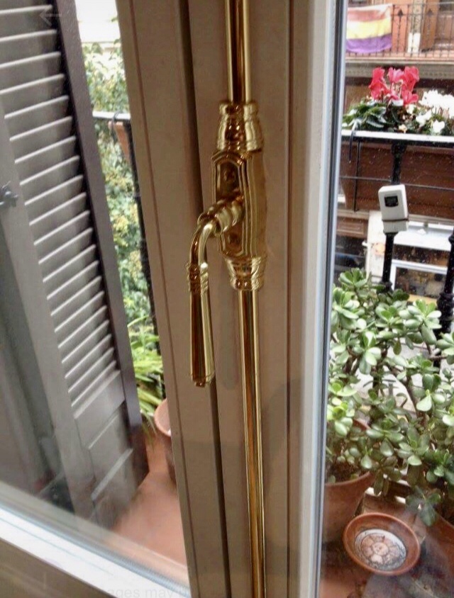 Detalle herraje puerta balconera madera con aislamiento acústico