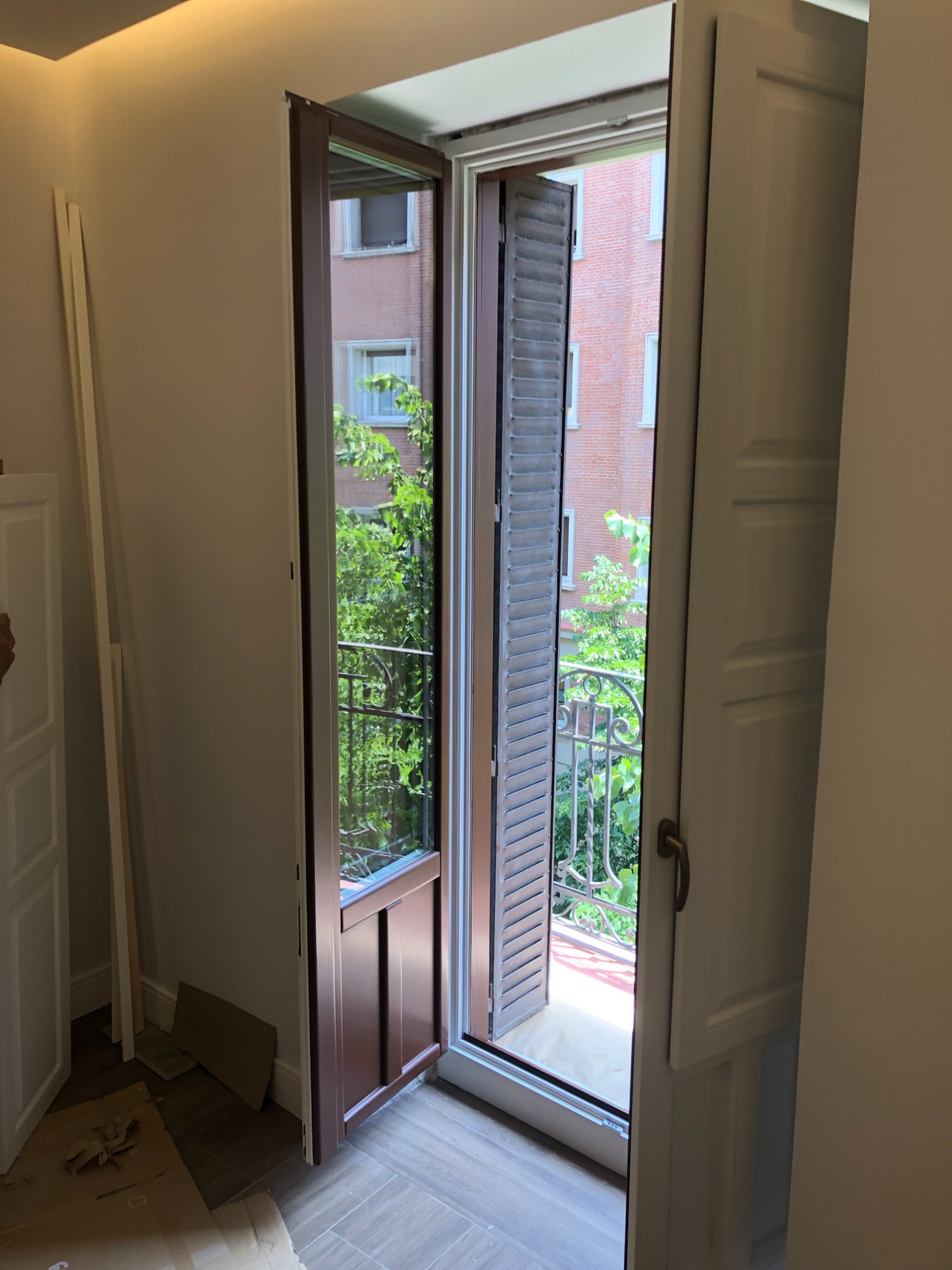 Puerta balconera de madera gris con aislamiento acústico vidrio Climalit triple - IBERADRIA