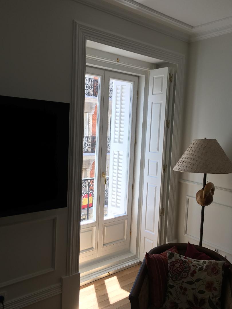 Puertas balconeras de madera interior con máximo aislamiento acústico y térmico