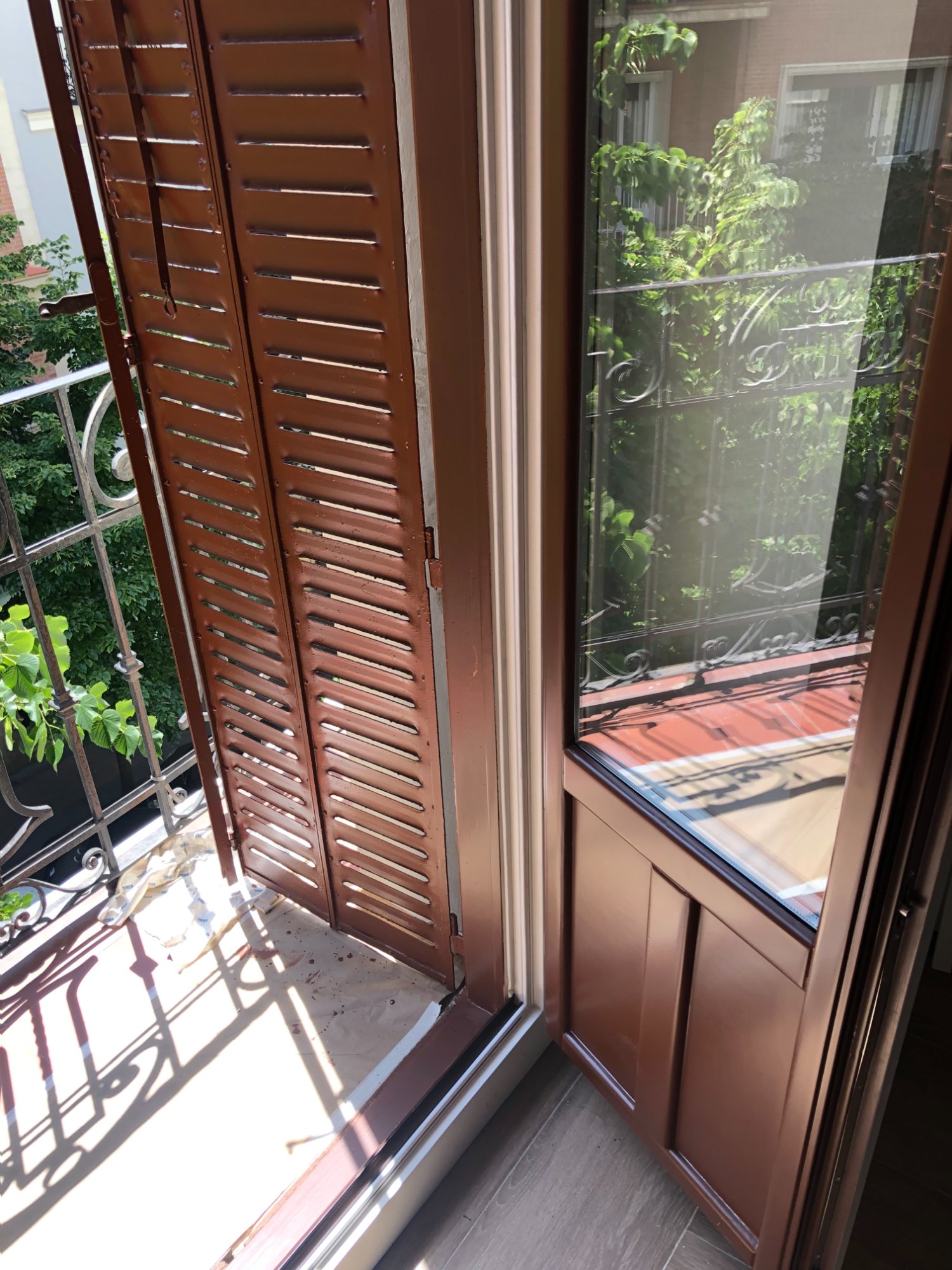 Puertas balconeras de madera con aislamiento acústico y contraventanas mallorquinas